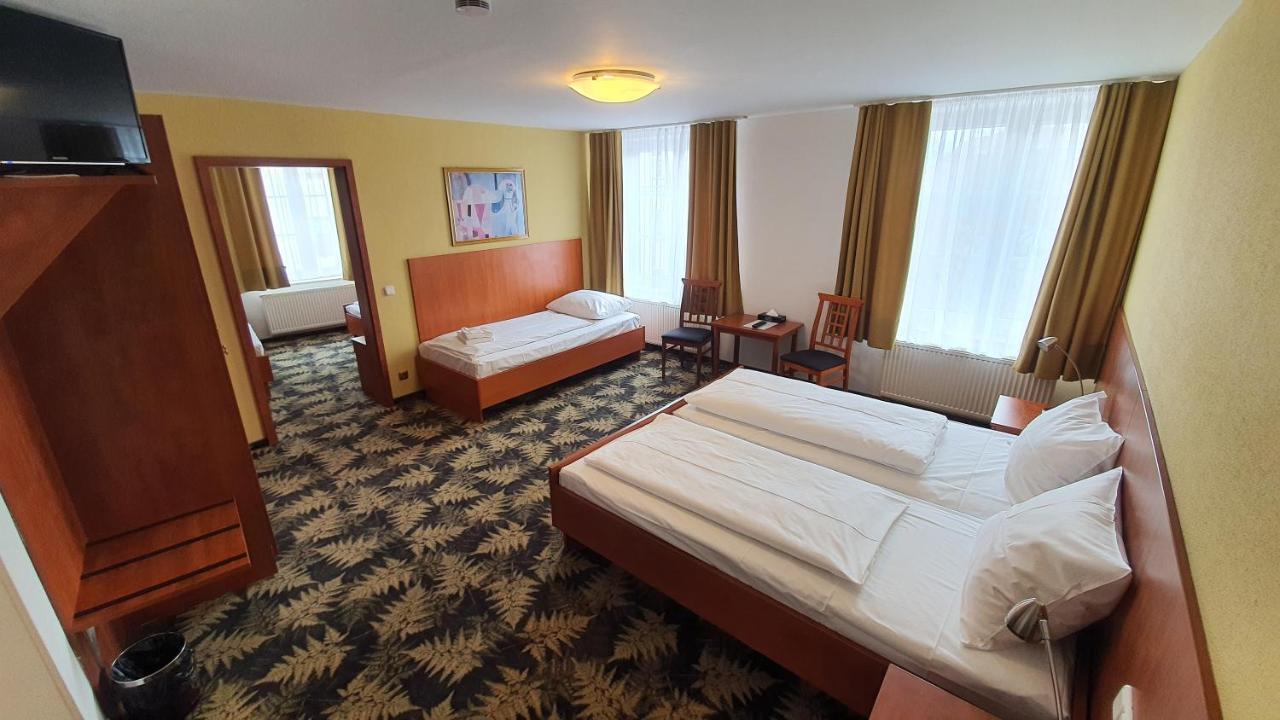 Standard Family Room,636414249:JPEG